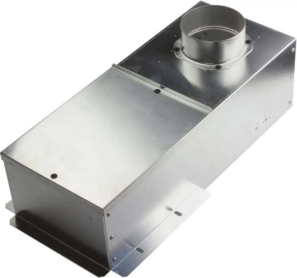 Metallisches Gehäuse mit angeschlossenem runden Luftkanal, vermutlich Teil eines Belüftungssystems. Das Produkt stammt von Bosch.